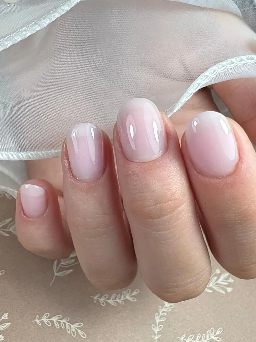 Natuurlijke roze BIAB-nagels, gezet bij SalonbyFlow in Zijtaart