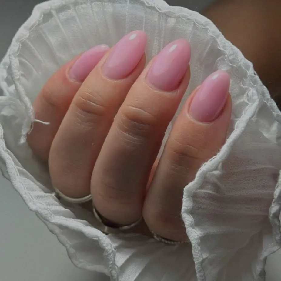 Roze BIAB-nagels in amandelvorm