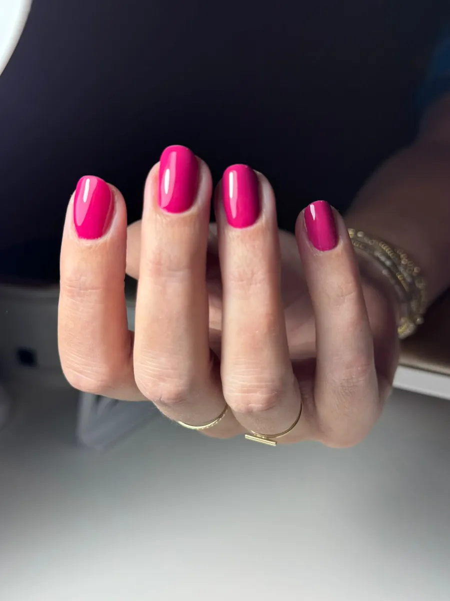 Gelpolish in fuchsia op korte natuurlijke nagels