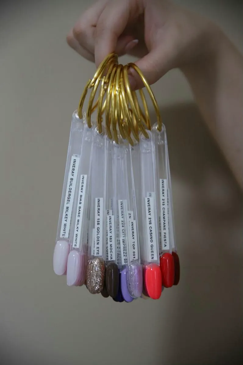 Kleurenwaaier met gelpolish-kleuren om uit te kiezen