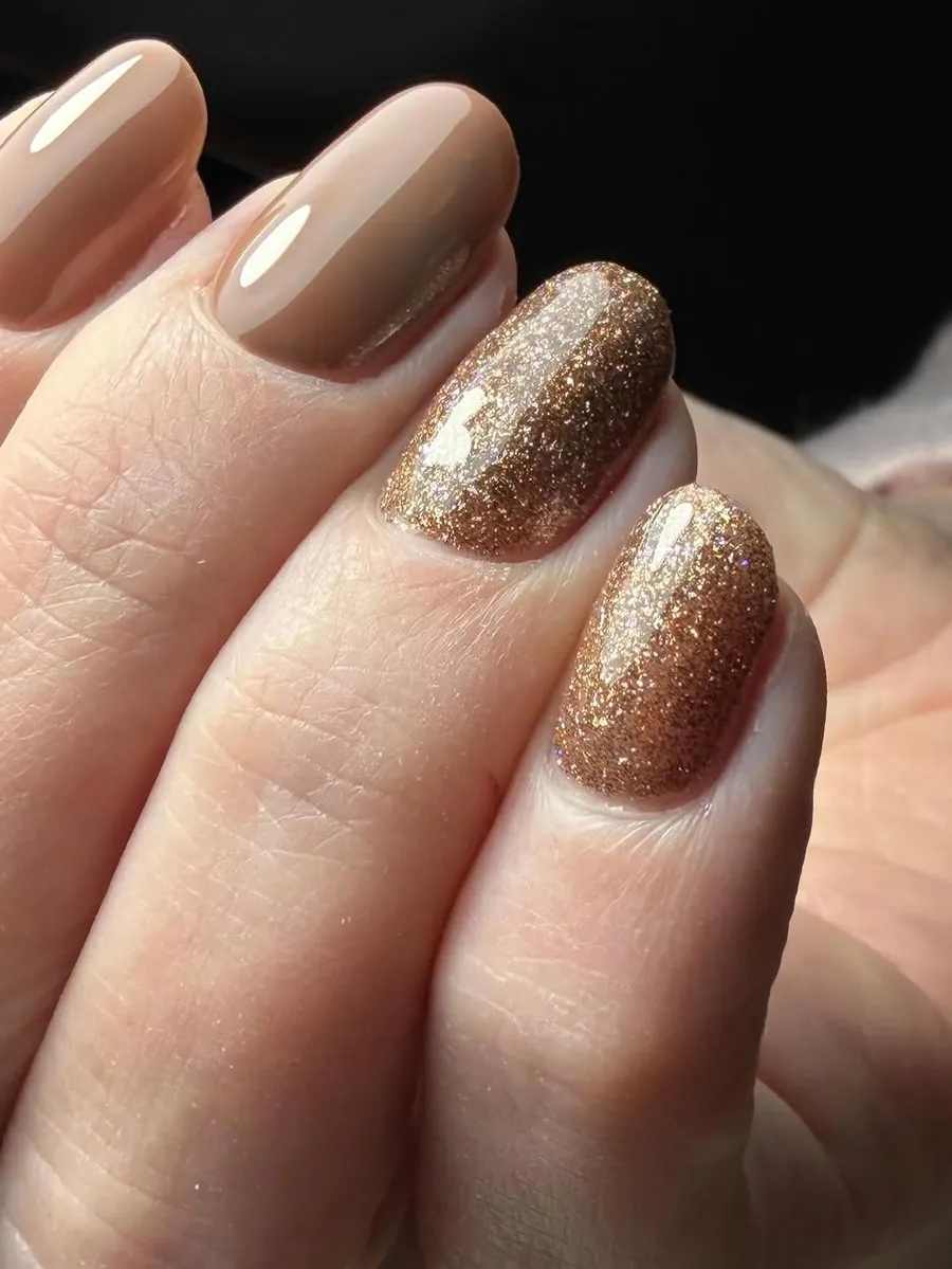Nude gelpolish met glitter-accentnagels