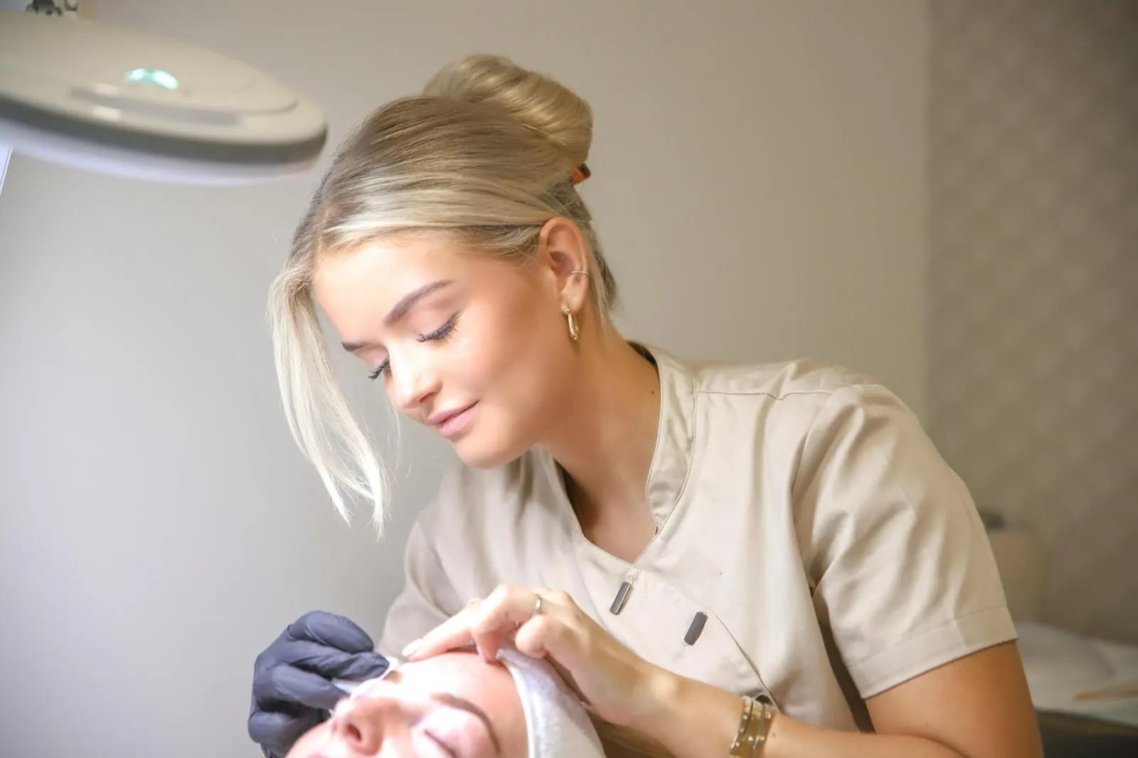 Hieke geeft een gezichtsbehandeling bij SalonbyFlow in Zijtaart