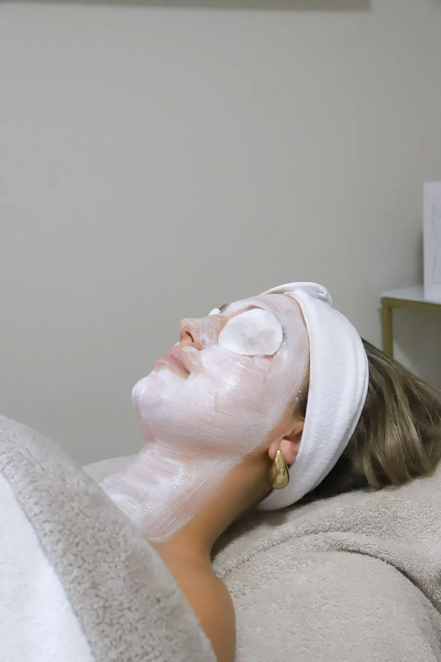 Verzorgend masker tijdens een gezichtsbehandeling