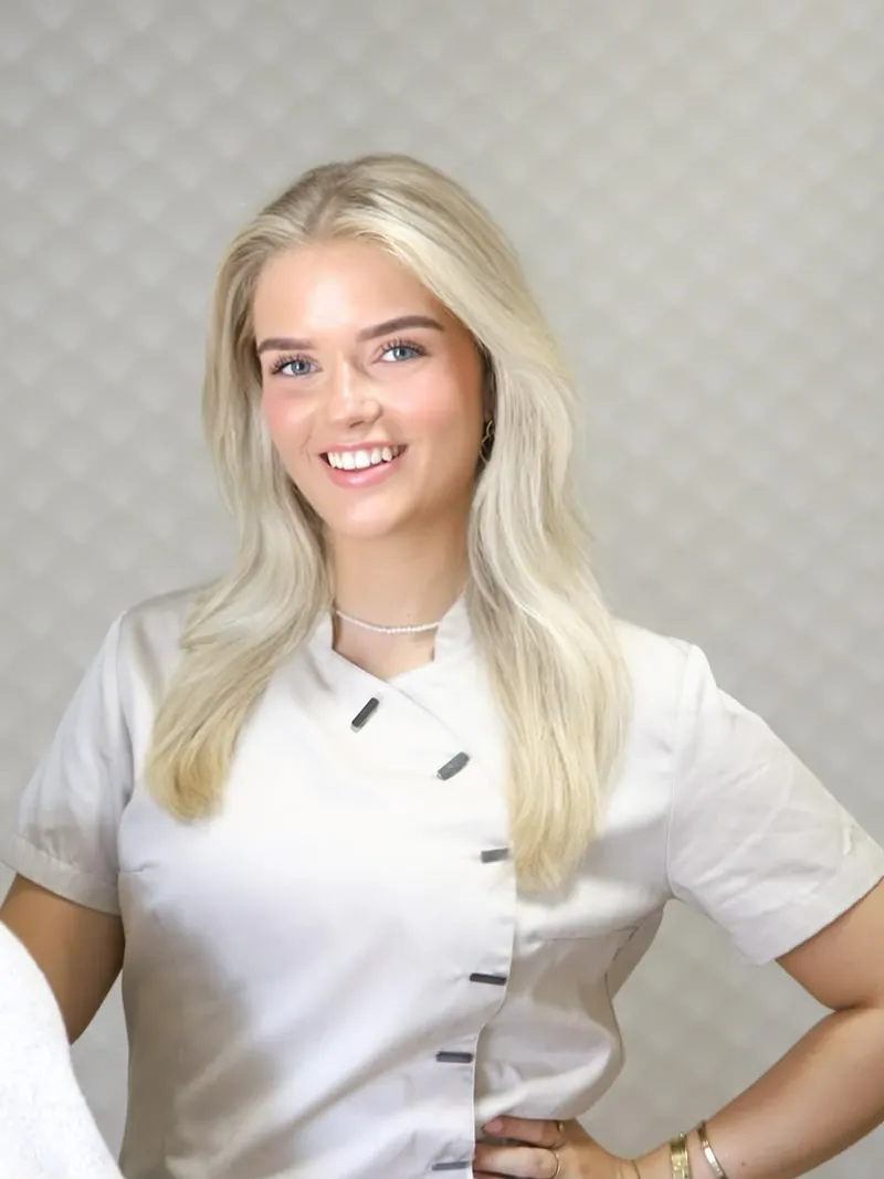 Hieke van den Elzen, schoonheidsspecialiste en eigenaar van SalonbyFlow, in haar salon in Zijtaart