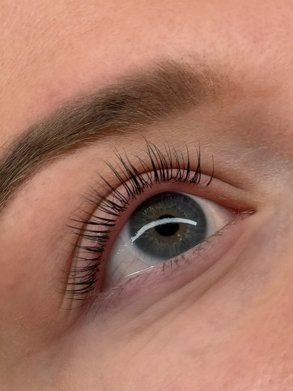 Resultaat van een lashlift: gekrulde, geverfde wimpers