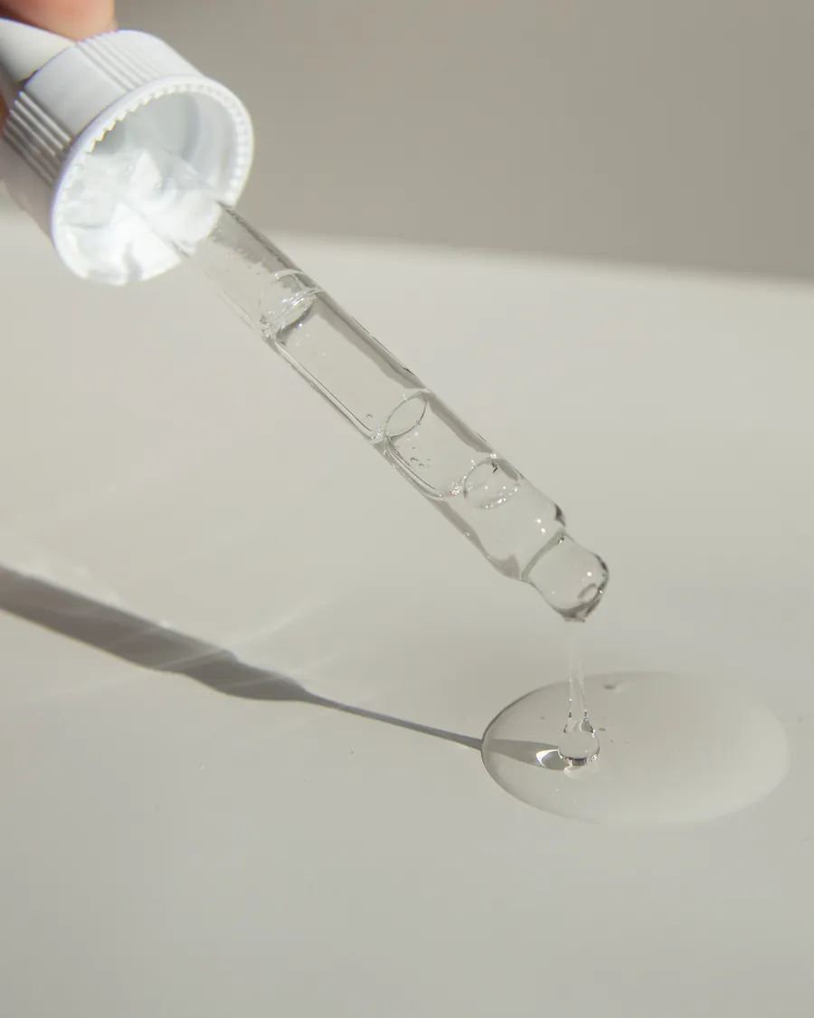 Een druppel serum uit een glazen pipet